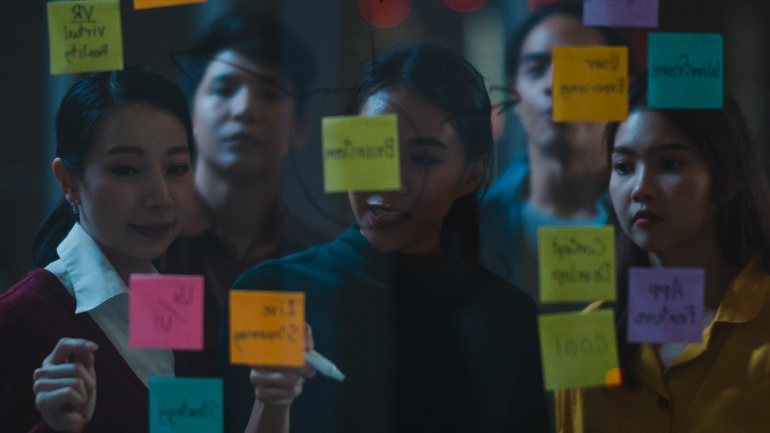 Equipo empresarial organizando acciones y prioridades dentro de una estrategia digital.