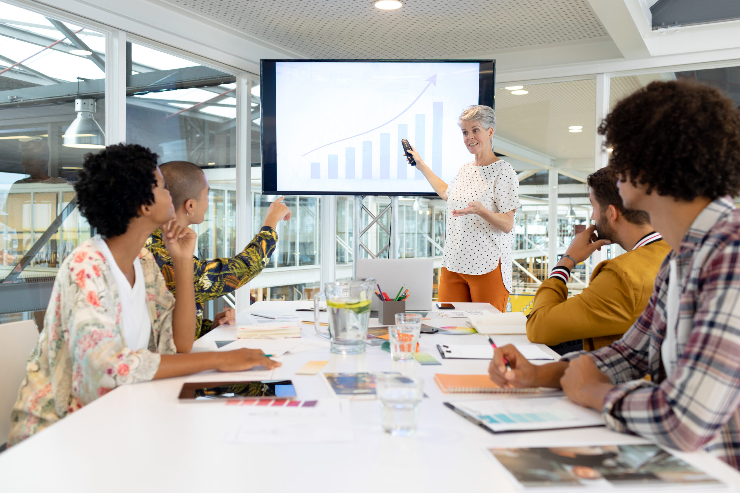 Equipo de marketing y ventas alineando objetivos, criterios y resultados comerciales.