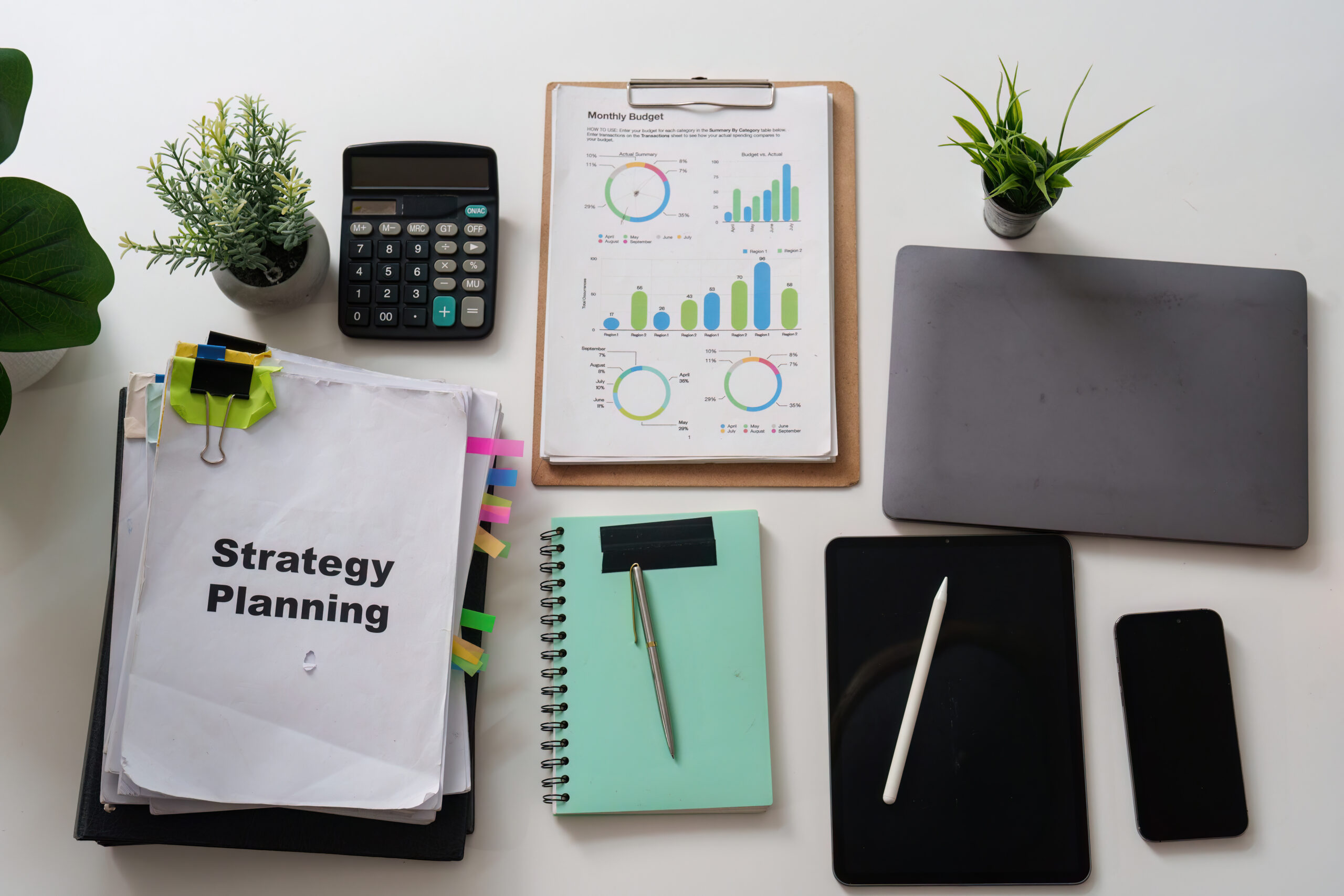 Escritorio con herramientas utilizadas para planificar una estrategia de marketing digital para empresas.